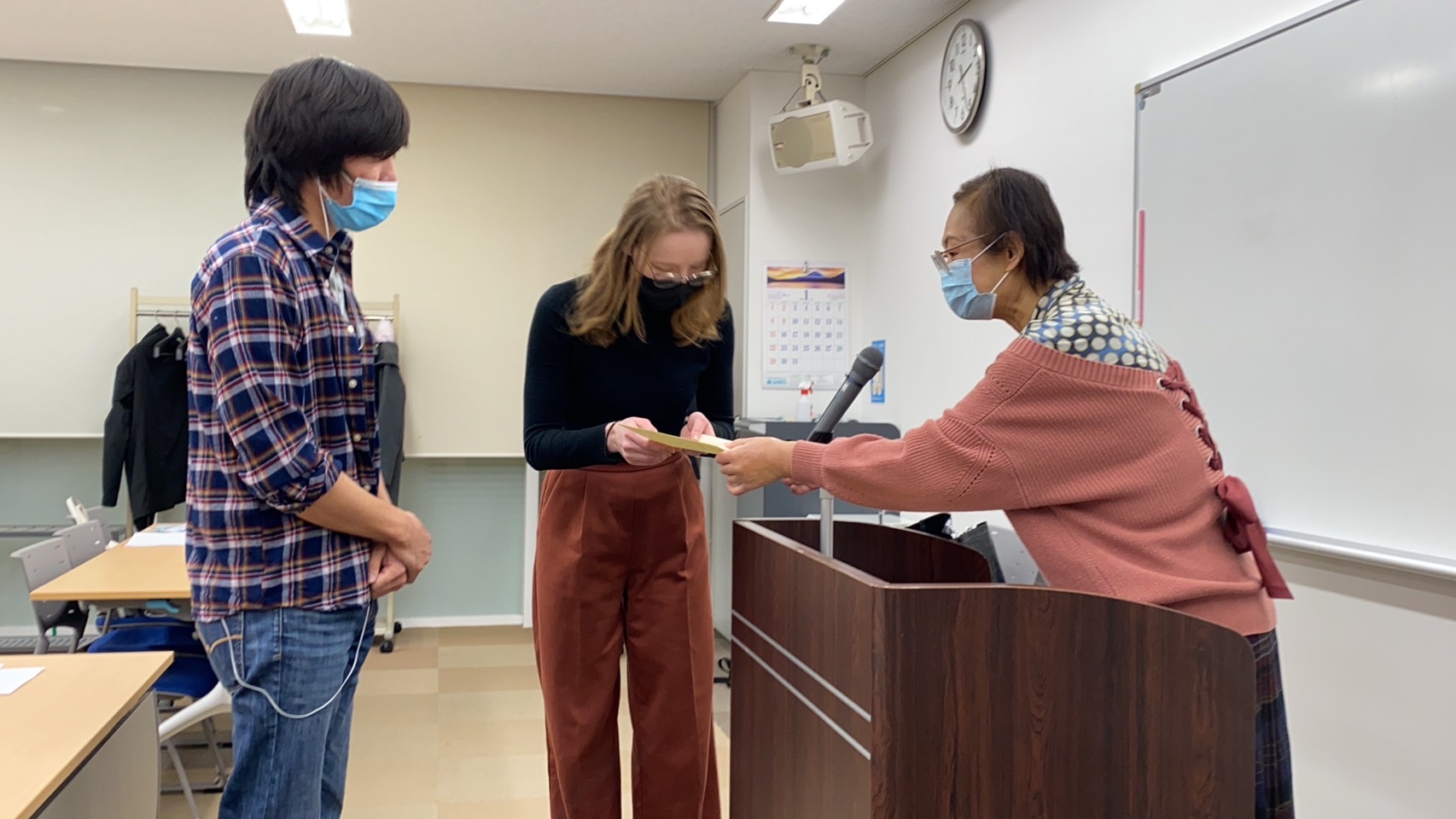 賞状を受け取る学生