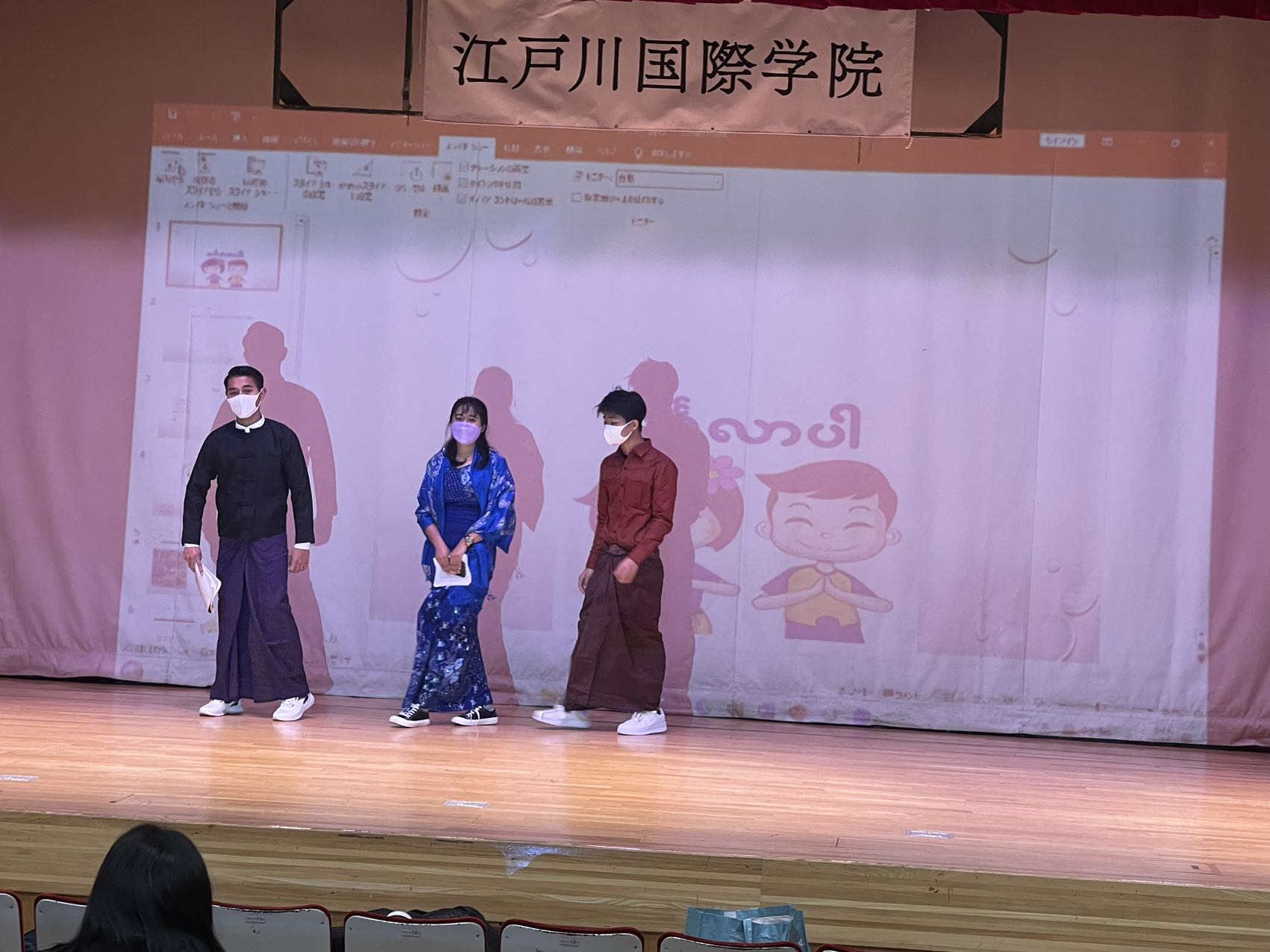 民族衣装パフォーマンス