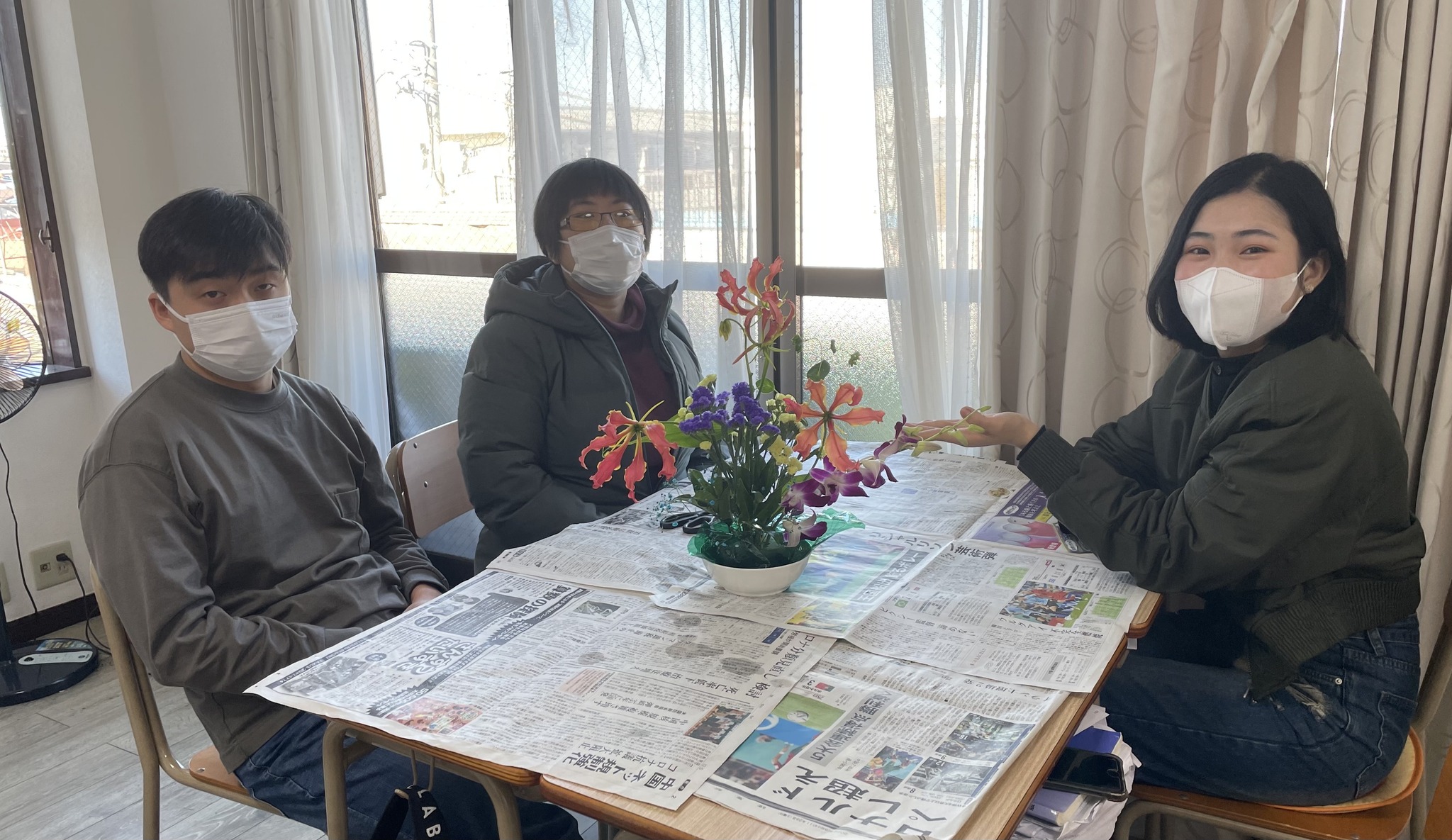 生け花完成品を持つ学生