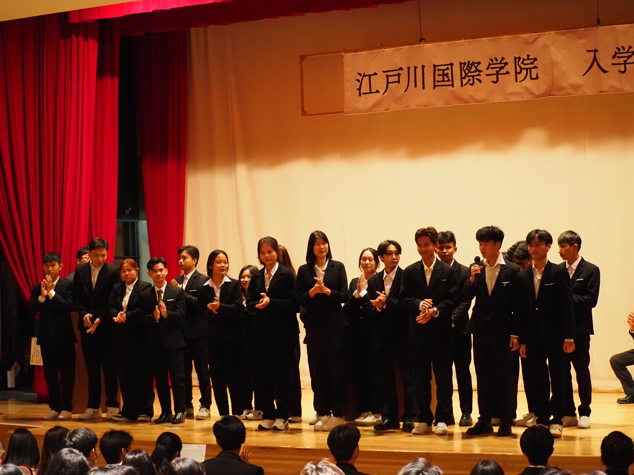 入学式 壇上に並ぶ新入生