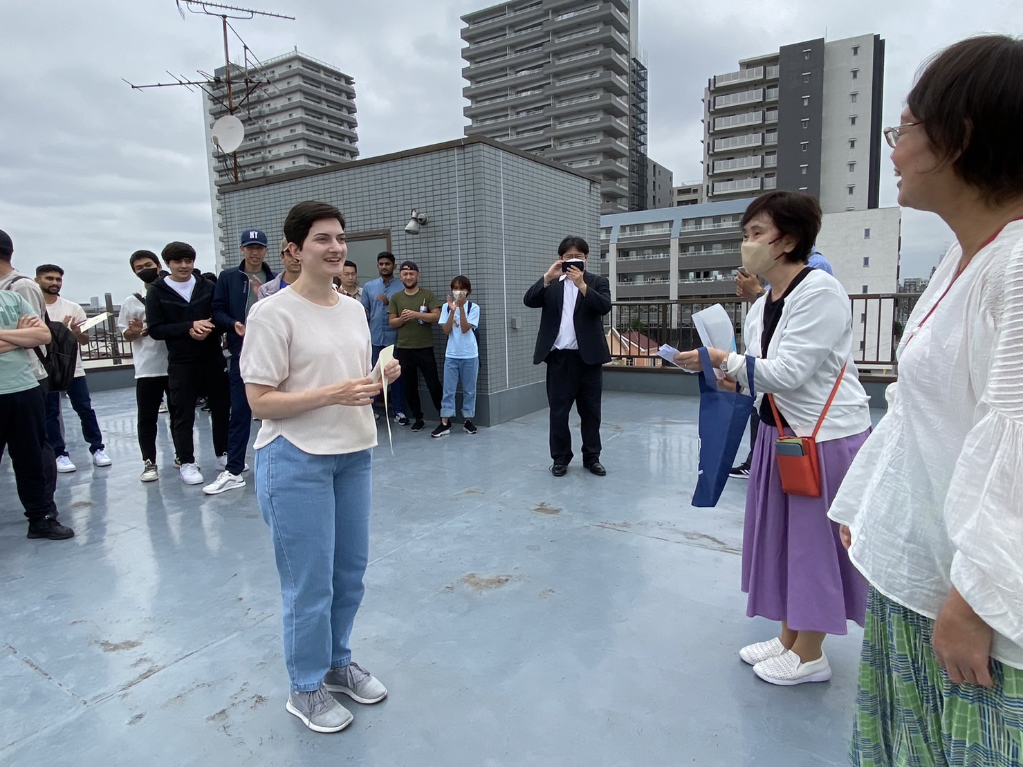 屋上での学生集まり
