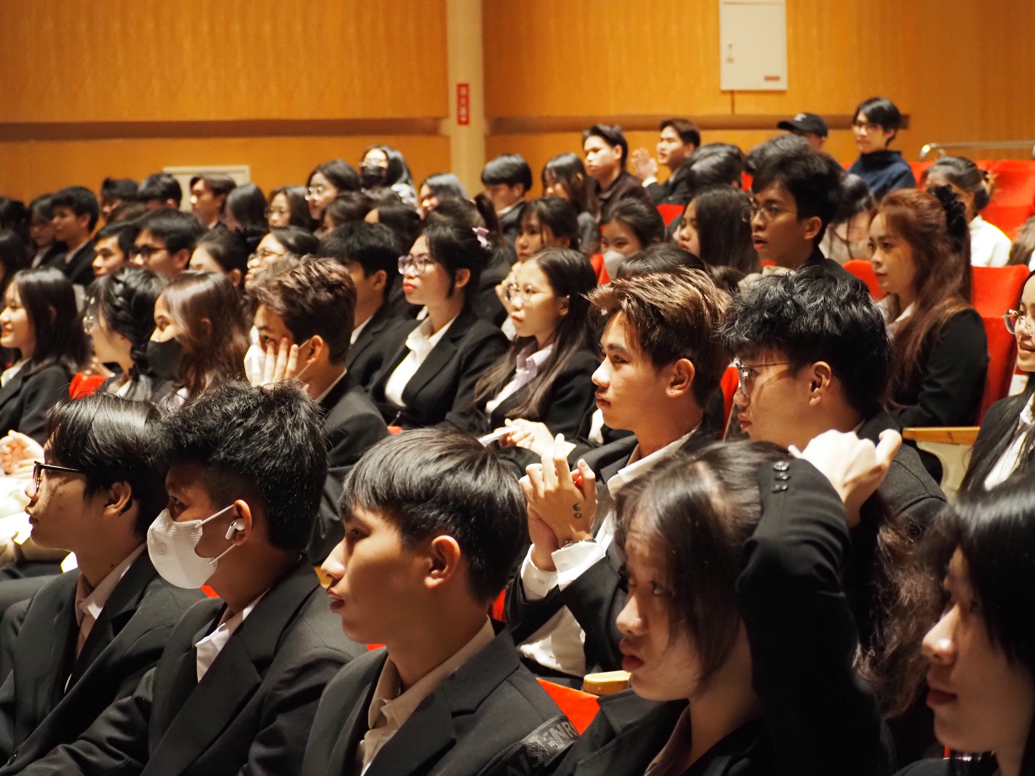 講堂に整列する学生たち